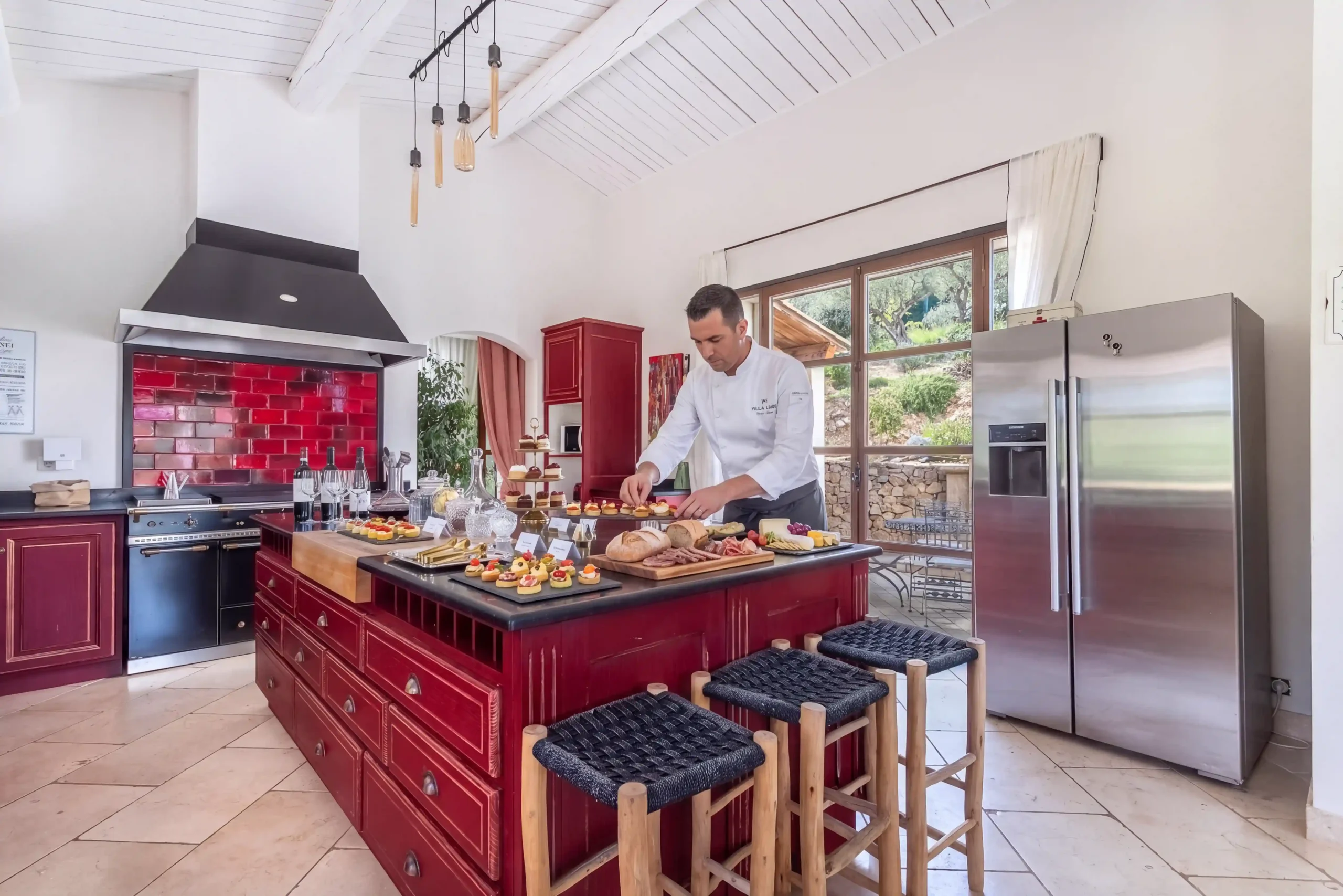 Chef préparant des amuse-bouches sur l'îlot central de la cuisine moderne