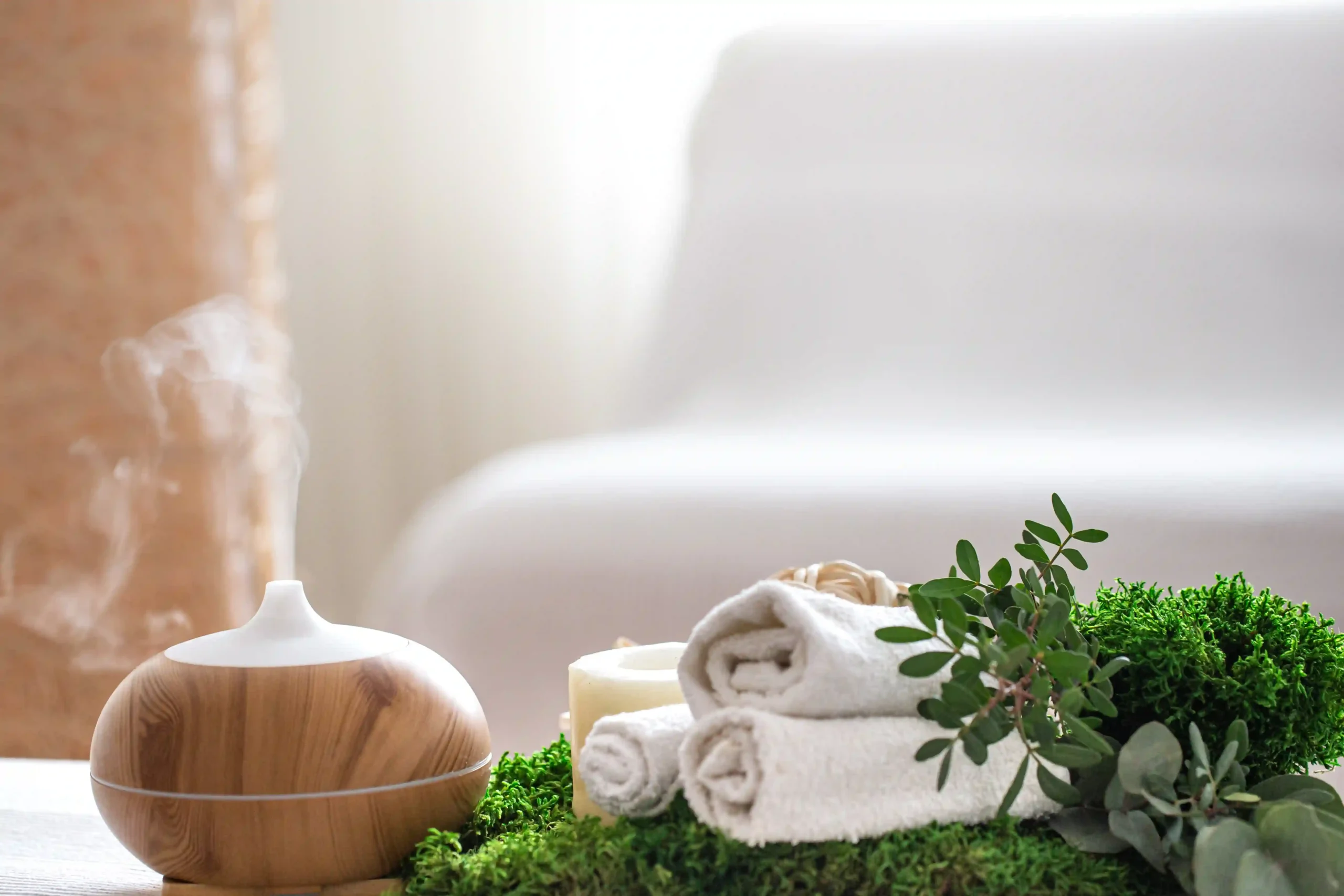 Diffuseur aromatique avec serviettes de spa et verdure pour une ambiance détente