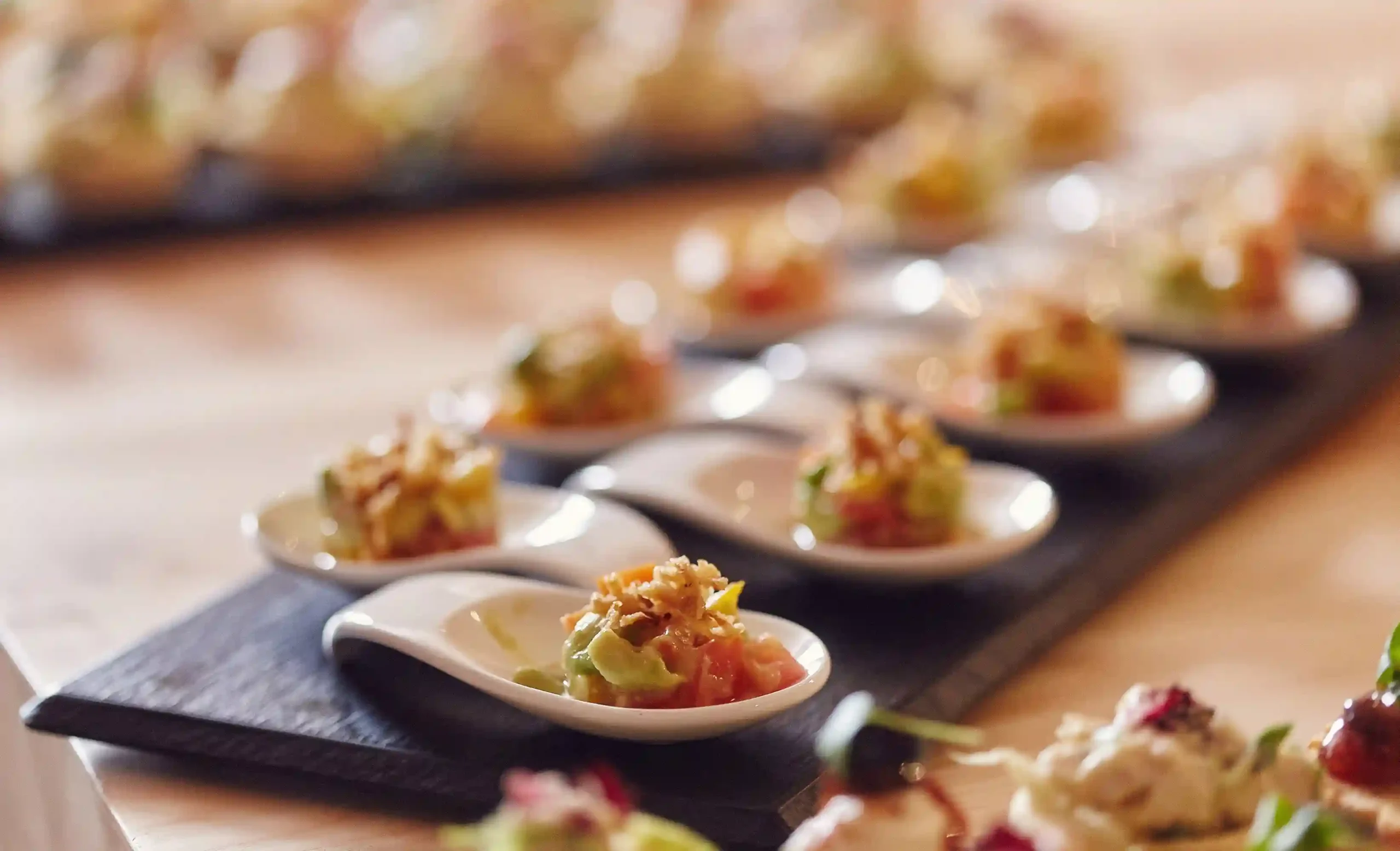 Délicieux amuse-bouches présentés sur un plat de service élégant