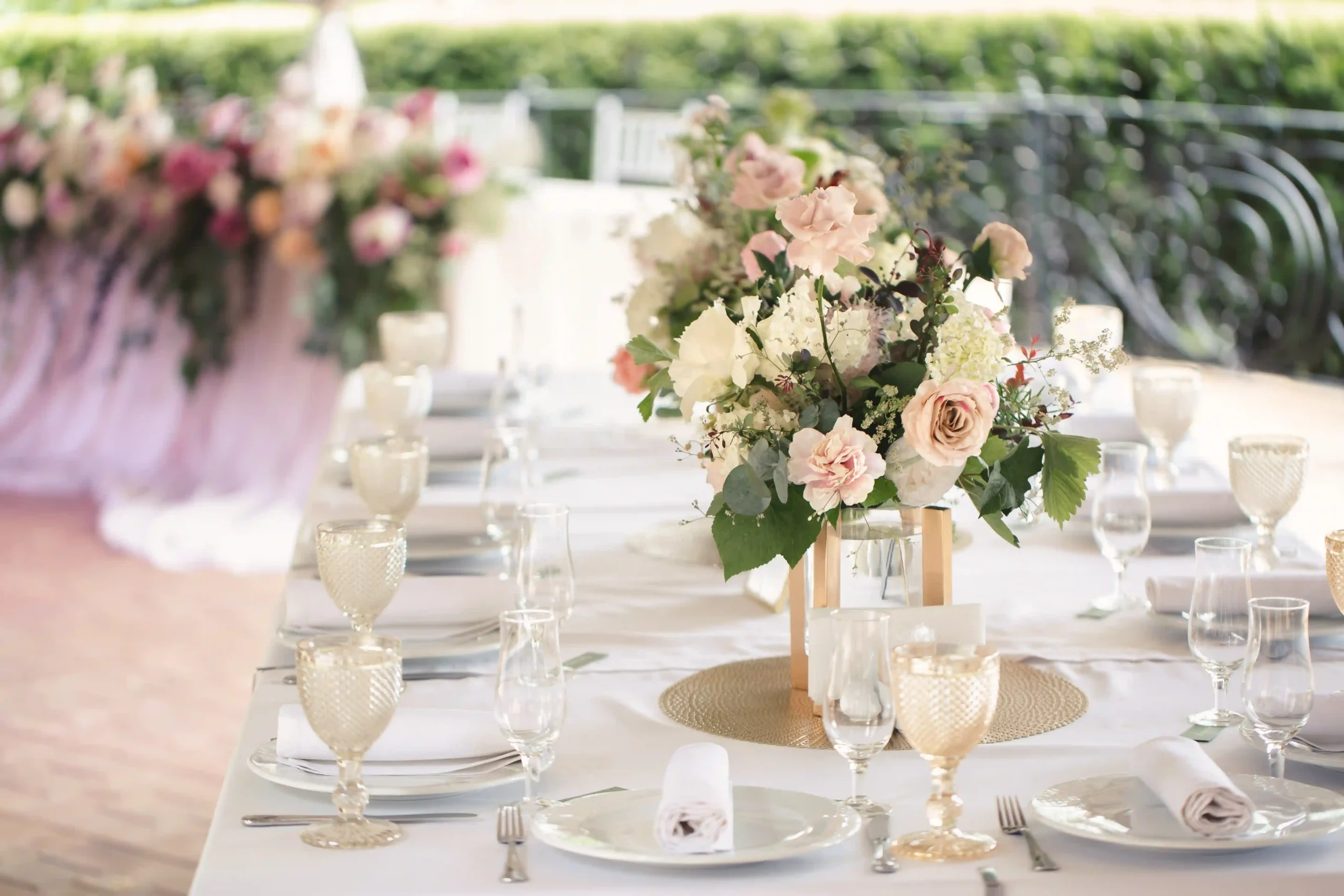 Table de mariage élégante décorée d'un centre de table floral