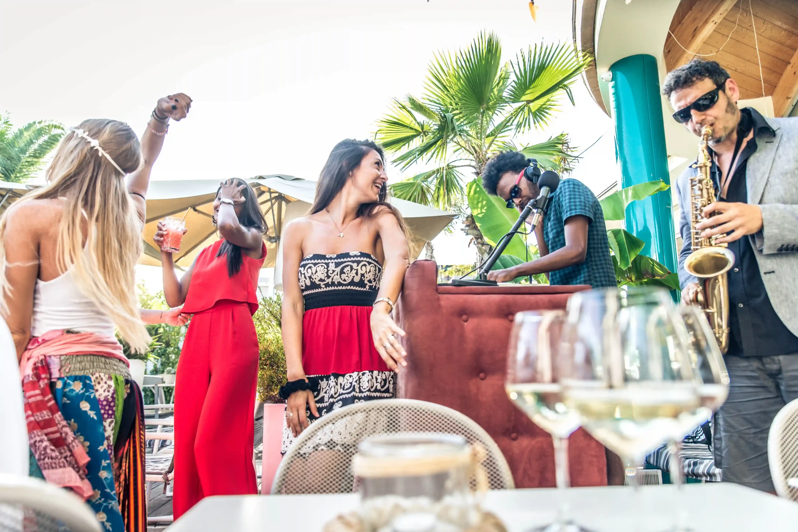 Personnes profitant d'un concert en terrasse d'un café en plein air