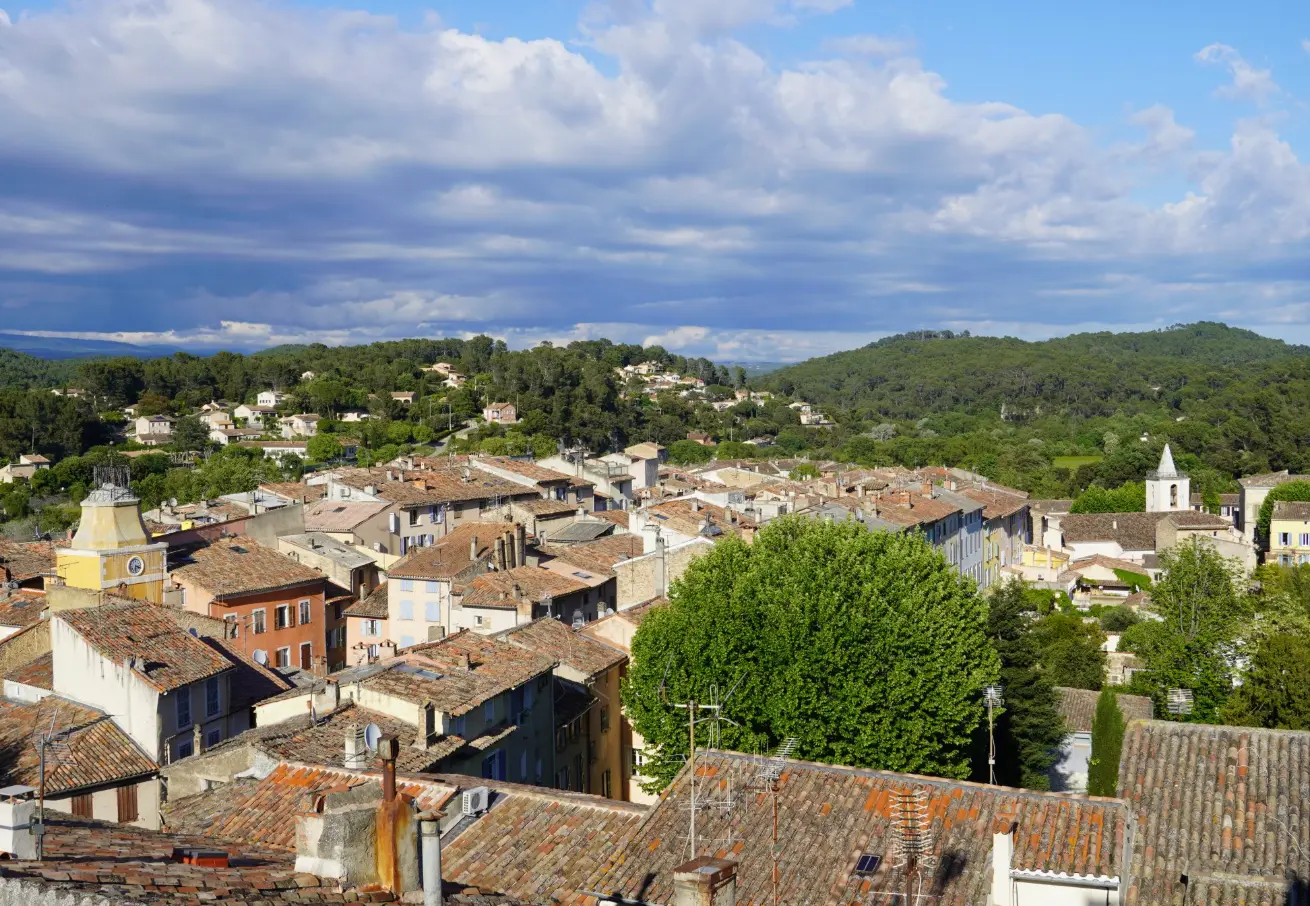 Vue panoramique sur les toits de tuiles du village de Carcès en Provence, avec ses collines verdoyantes