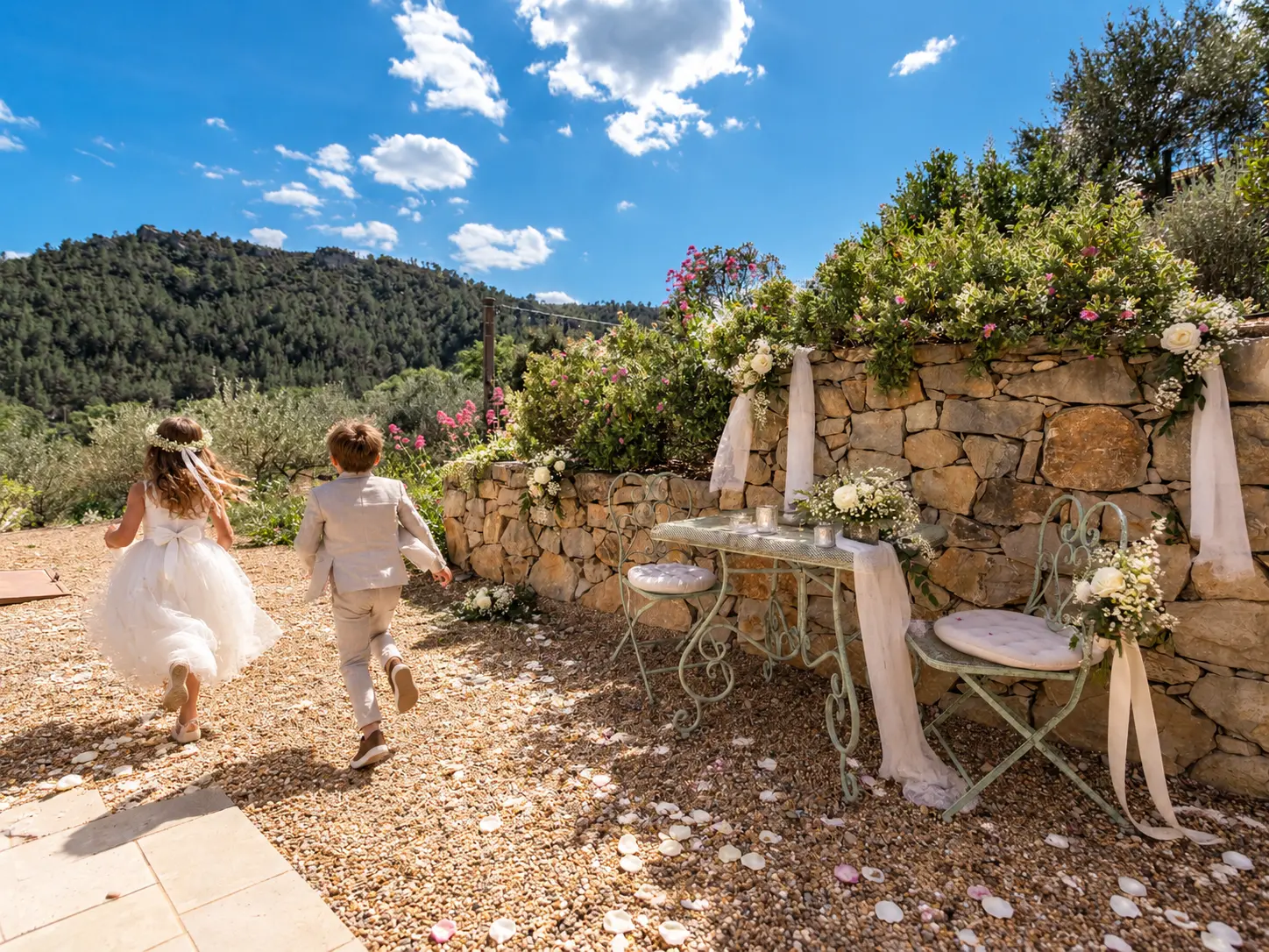 Enfants jouant dans le jardin de la Bastide de Basson lors d'un mariage en Provence